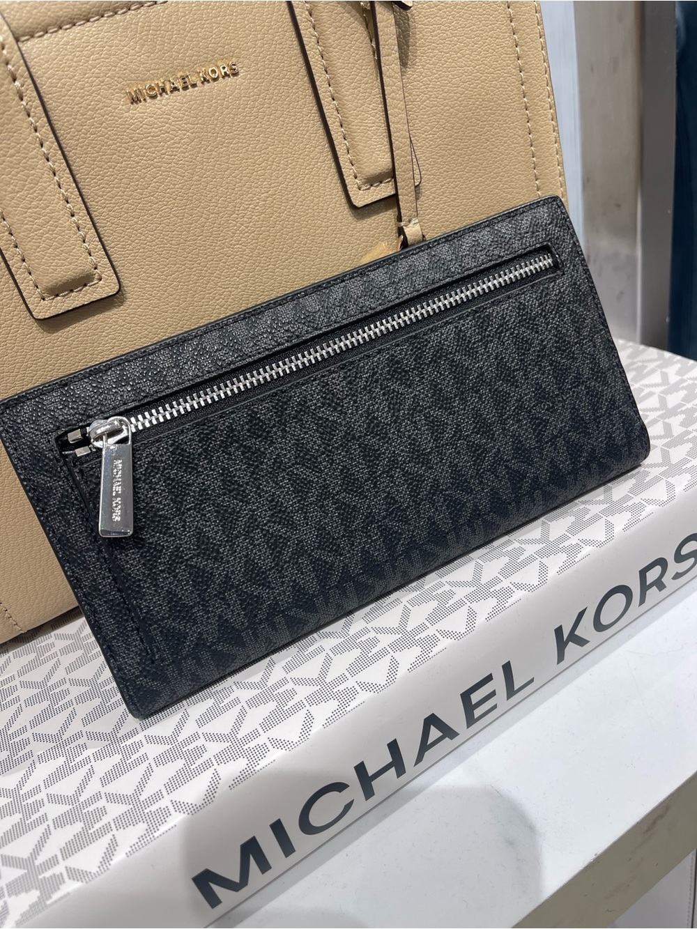 Michael Kors Carson Large Signature Logo Snap Wallet
Black/Silver Hardware
NWT - Picture 4 of 16